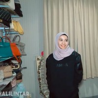 Kamar tersebut juga dilengkapi sebuah walk-in closet yang menyimpan koleksi baju dan tas mewah milik Laudya. (Foto: YouTube/Atta Halilintar)