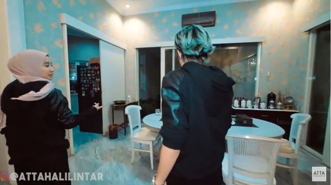 Ruang makan bernuansa putih yang langsung menghadap ke sebuah taman kecil bernuansa tropis. (Foto: YouTube/Atta Halilintar)