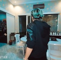 Ruang makan bernuansa putih yang langsung menghadap ke sebuah taman kecil bernuansa tropis. (Foto: YouTube/Atta Halilintar)