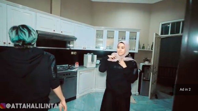 Dapur Laudya terasa simpel dengan padu padan warna putih dan coklat muda polos. (Foto: YouTube/Atta Halilintar)