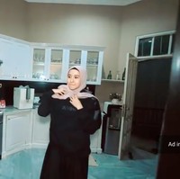 Dapur Laudya terasa simpel dengan padu padan warna putih dan coklat muda polos. (Foto: YouTube/Atta Halilintar)