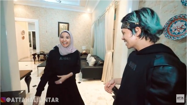 Rumah Laudya Cynthia Bella di Jakarta pernah muncul di YouTube Atta Halilintar dalam episode Grebek Rumah Mewah Laudya Cynthia Bella! Gokil!!! pada Januari 2019. Kala itu, usia pernikahan Laudya dan Engku Emran baru sekitar setahun setengah. Dalam episode tersebut, Laudya memperlihatkan isi rumahnya tanpa didampingi Engku. (Foto: YouTube/Atta Halilintar)