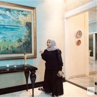 Masuk ke rumah, langsung disambut ruang tamu yang luas. Ruangan ini dipermanis dengan lukisan dan hiasan kaligrafi. Bella lalu menceritakan asal muasal lukisan besar yang menghiasi salah satu sudut ruang tamunya. Jadi ini aku dikasih sama pelukis dari Bali. Namanya Pak Made. Orangnya baik banget, puji Laudya. (Foto: YouTube/Atta Halilintar)