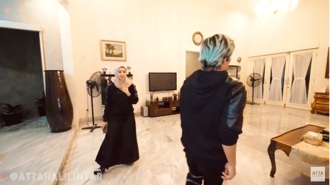 Ruang keluarga Laudya yang tak kalah luas. Lantai dilapisi marmer, sementara dinding penuh wallpaper bermotif bunga. Laudya mengaku, sudah jarang tinggal di rumah tersebut karena lebih banyak menghabiskan waktu di Malaysia. Setelah menikah, jarang banget aku pulang ke sini, katanya. (Foto: YouTube/Atta Halilintar)