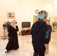 Ruang keluarga Laudya yang tak kalah luas. Lantai dilapisi marmer, sementara dinding penuh wallpaper bermotif bunga. Laudya mengaku, sudah jarang tinggal di rumah tersebut karena lebih banyak menghabiskan waktu di Malaysia. Setelah menikah, jarang banget aku pulang ke sini, katanya. (Foto: YouTube/Atta Halilintar)