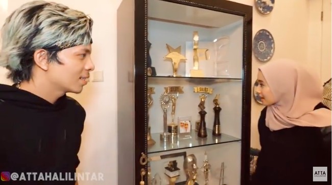 Di salah satu sudut ruang keluarga, terdapat sebuah lemari khusus untuk memajang piala penghargaan yang pernah diraih aktris 32 tahun itu. (Foto: YouTube/Atta Halilintar)