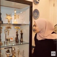 Di salah satu sudut ruang keluarga, terdapat sebuah lemari khusus untuk memajang piala penghargaan yang pernah diraih aktris 32 tahun itu. (Foto: YouTube/Atta Halilintar)
