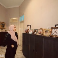 Lorong menuju kamar yang didedikasikan untuk memajang foto-foto keluarga Laudya. (Foto: YouTube/Atta Halilintar)