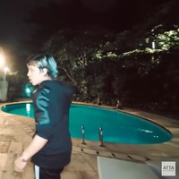 Halaman belakang dilengkapi sebuah kolam renang yang menurut Atta konsepnya mirip villa-villa di Bali. Kebetulan yang punya dulu orang Bali, ungkap aktris yang kini menggeluti usaha kuliner dan jilbab itu. (Foto: YouTube/Atta Halilintar)