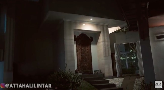 Rumahnya bergaya klasik guys, kata Atta di depan rumah Laudya Cynthia Bella sambil menunggu tuan rumah keluar. Tampak pintu depan hadir dengan sentuhan tradisional dalam bentuk ukiran Jawa. (Foto: YouTube/Atta Halilintar)