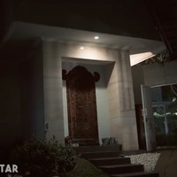 Rumahnya bergaya klasik guys, kata Atta di depan rumah Laudya Cynthia Bella sambil menunggu tuan rumah keluar. Tampak pintu depan hadir dengan sentuhan tradisional dalam bentuk ukiran Jawa. (Foto: YouTube/Atta Halilintar)