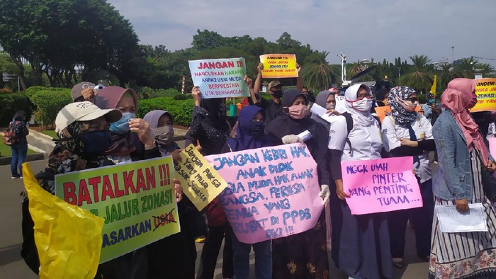 Sejumlah orang tua yang mengikuti unjuk rasa di Taman Pandang, Jakpus, mengenakan seragam sekolah, Jumat (3/7/2020).