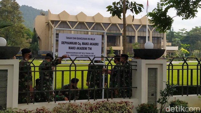 Sejumlah prajurit Akademi TNI memasang patok di kompleks kantor Pemkot dan DPRD Kota Magelang, Jumat (3/7/2020).
