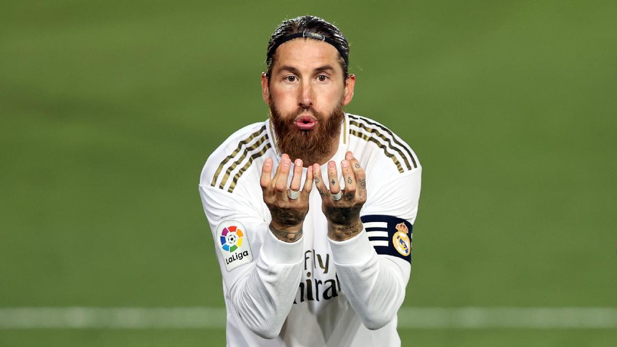 Liverpool sedang krisis bek dan Sergio Ramos belum perpanjang kontrak dengan Real Madrid. Foto: (Getty Images/Angel Martinez)