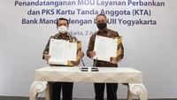 (ki-ka) Ketua Ikatan Alumni Universitas Islam Indonesia (IKA UII) Muhammad Syarifuddin, Direktur Utama Bank Mandiri Royke Tumilaar, Sekjen IKA UII Ari Yusuf Amir dan Direktur Commercial Banking Bank Mandiri Riduan sedang menunjukkan Kartu Tanda Anggota (KTA) Co branding e-money di Jakarta, Kamis (2/7).