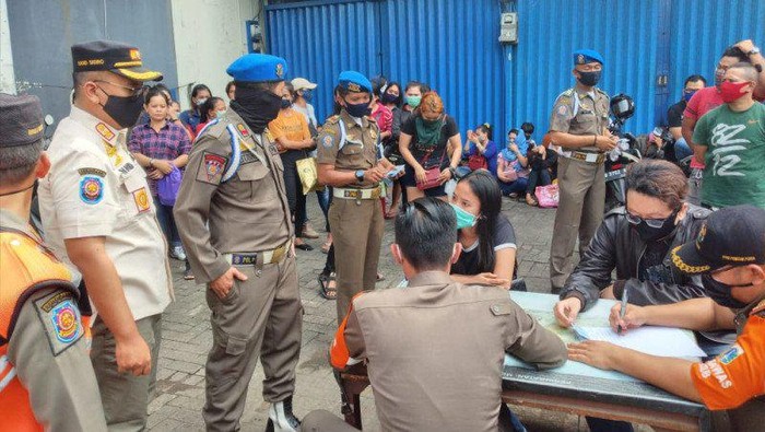Situasi pendataan usai penggerebekan Diskotek Top One, Daan Mogot 1, Jakarta Barat, Jumat (3/7) pagi, yang terindikasi beroperasi di tengah masa Pembatasan Sosial Berskala Besar (PSBB) transisi fase 1 pandemi COVID-19. (Antara/Ricky Prayoga)