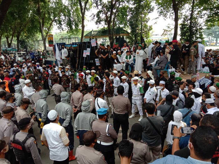Suasana demo di depan gedung DPRD Sumut (Ahmad Arfah-detikcom)