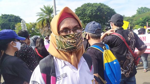 Suyatni mengikuti unjuk rasa di Taman Pandang, Jakarta Pusat, memprotes PPDB DKI Jakarta, Jumat (3/7/2020).