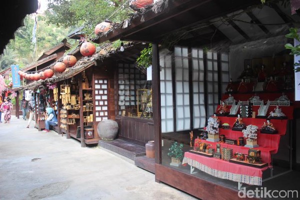 Di sana terdapat rumah dan kedai tradisional yang menjual pernak-pernik dan kudapan khas Jepang. (Foto: Putu Intan/detikcom) Di sana terdapat rumah dan kedai tradisional yang menjual pernak-pernik dan kudapan khas Jepang. (Foto: Putu Intan/detikcom)
