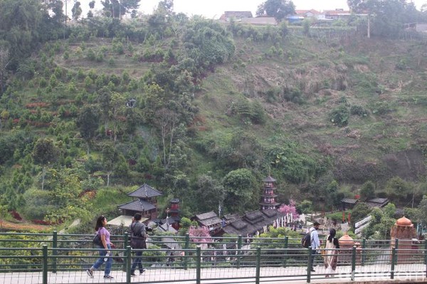 Terletak di Jalan Raya Lembang nomor 71, Kabupaten Bandung Barat, The Great Asia Africa menjadi salah satu objek wisata hits untuk traveler yang doyan berselfie. (Foto: Putu Intan/detikcom) Terletak di Jalan Raya Lembang nomor 71, Kabupaten Bandung Barat, The Great Asia Africa menjadi salah satu objek wisata hits untuk traveler yang doyan berselfie. (Foto: Putu Intan/detikcom)