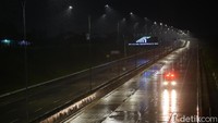 Belum diketahui pasti penyebab ditutupnya jalan tol tersebut. Berdasarkan informasi yang berhasil dihimpun dilapangan ada pembersihan dibeberapa ruas jalan tol baru karena hujan deras yang mengguyur sore tadi.