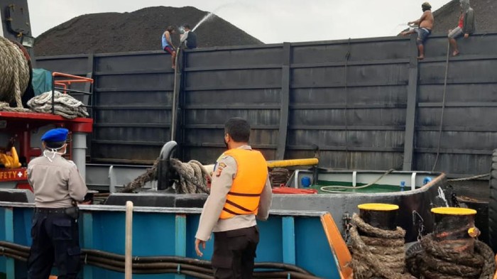 Tongkang Berasap di Palabuhanratu