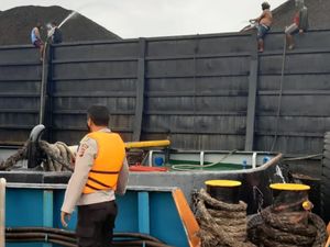 Tongkang Sempat Berasap di Palabuhanratu, Polisi Pastikan Tak Ada Korban