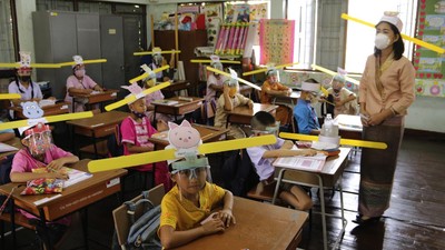 Unik! Di Thailand Ada Topi Bertanduk Buat Jaga Jarak Lho