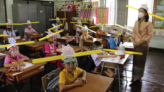 Pandemi COVID-19 membuat masyarakat kian kreatif dan inovatif guna mencegah penyebaran Corona. Salah satunya dengan membuat topi seperti tanduk untuk jaga jarak.