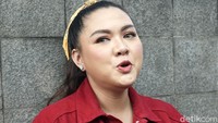 Pelantun Mari Bercinta 2 itu pun berharap dengan adanya toko tersebut bisa membantu masyarakat di tengah pandemi Corona. Pool/Palevi S/detikFoto.