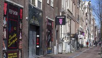 Janet van der Berg, salah satu perwakilan Pusat Informasi Prostitusi di red light district, mengatakan tidak semua rumah bordil di kawasan itu membuka etalase mereka pada hari pertama itu. Sebab, jumlah pelancong di Amsterdam belum banyak.  