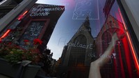 Wisata prostitusi Amsterdam di red light district kembali beroperasi sejak 1 Juli 2020 saat pandemi virus Corona. Dan seperti kawasan wisata lainnya, di tempat ini bakal diterapkan protokol kesehatan.  