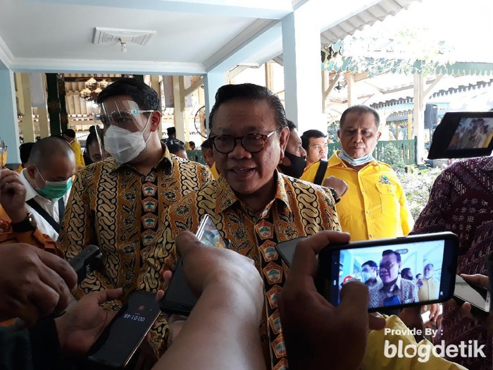 Anggota Dewan Pertimbangan Presiden Agung Laksono di Bantul, Sabtu (4/7/2020). (Pradito Rida Pertana/detikcom)