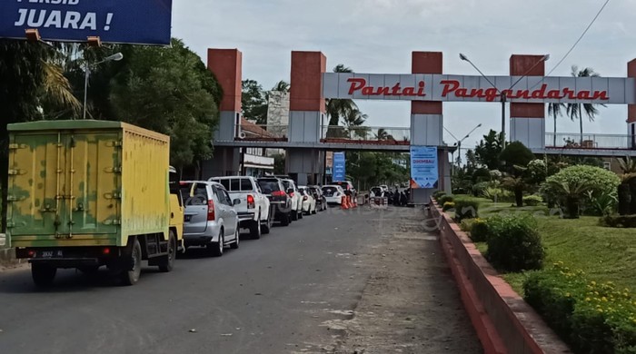 antrian di pantai pangandaran