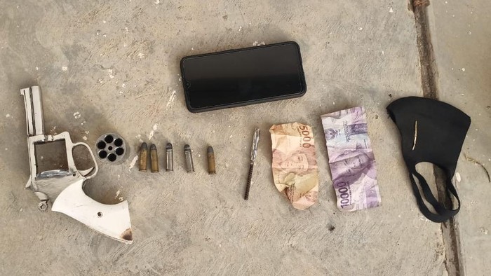 Barang bukti kasus begal pemotor di OKU, Sumsel