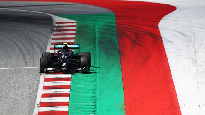 Bottas SPIELBERG, AUSTRIA - JULY 04: Valtteri Bottas of Finland driving the (77) Mercedes AMG Petronas F1 Team Mercedes W11 on track during qualifying for the Formula One Grand Prix of Austria at Red Bull Ring on July 04, 2020 in Spielberg, Austria. (Photo by Mark Thompson/Getty Images)