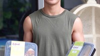 Tak hanya kulineran,  Daffa juga aktif di sejumlah olahraga seperti basket dan taekwondo. Begini bugarnya Daffa bersama dua box makanan sehat kesukannya. Foto: Instagram @daffawardhana