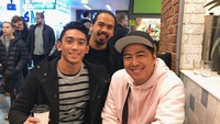 Daffa Wardhana dan Pandji Pragiwaksono terlihat akrab. Begini momennya saat sedang menikmati kopi bersama. Foto: Instagram @daffawardhana