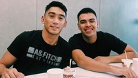Bersama temannya, begini akrabnya Daffa saat menikmati satu cup es krim cokelat kesukannya. Foto: Instagram @daffawardhana
