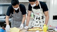 Daffa Wardhana ternyata sosok yang tak hanya suka kulineran tapi memasak. Lihat saja nih momennya membuat pizza untuk jualannya. Kalau ingin menikmati pie pizza buatan Daffa bisa pesan di Instagram @bambinos.jkt. Foto: Instagram @daffawardhana