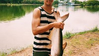Daffa Wardhana juga pernah pergi memancing. Lihat nih hasil pancingannya, seekor ikan dengan ukuran yang cukup besar. Foto: Instagram @daffawardhana