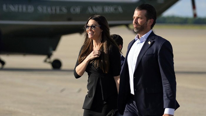 Donald Trump Jr bersama kekasihnya, Kimberly Guilfoyle, dalam foto Mei lalu FILE - In this May 27, 2020, file photo, Donald Trump Jr., walks with his girlfriend Kimberly Guilfoyle after arriving at Andrews Air Force Base, Md., after traveling to Florida, with President Donald Trump. (AP Photo/Evan Vucci, File)