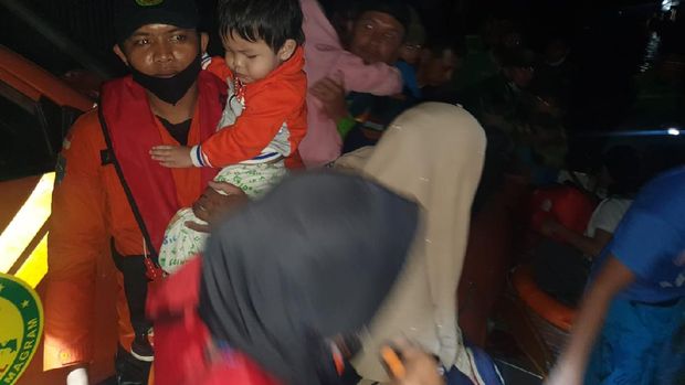 Evakuasi warga di banjir Gorontalo