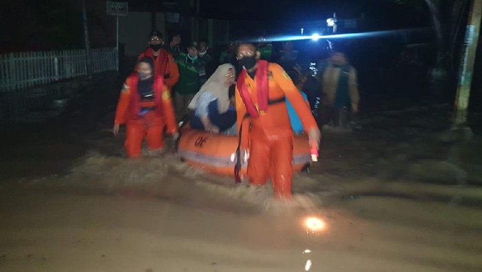 Evakuasi warga di banjir Gorontalo