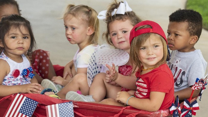 Gemas! Intip Foto-foto Parade Balita Imut di Kemerdekaan AS Stepping Stone School, Texas, menggelar parade kereta dorong yang diikuti balita dalam rangkaian kegiatan Kemerdekaan AS.