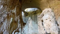 Gua Prohodna merupakan gua karst, dengan rangkaian yang mencapai panjang 262 meter. Bagian dalamnya cukup luas, dengan tinggi gua mencapai 35-45 meter. (iStock)