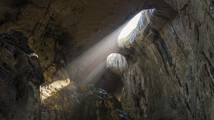 Saat perjalanan hijrah nabi muhammad sholeh wasallam bersembunyi di sebuah gua yang bernama