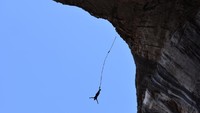 Satu lagi yang menarik, di sana traveler dapat mencoba bungee jumping tepat di bagian mata dewa. Siap-siap teriak, dari ketinggian 30-an meter ke bawah ke bagian dalam gua. Huaa! (iStock)