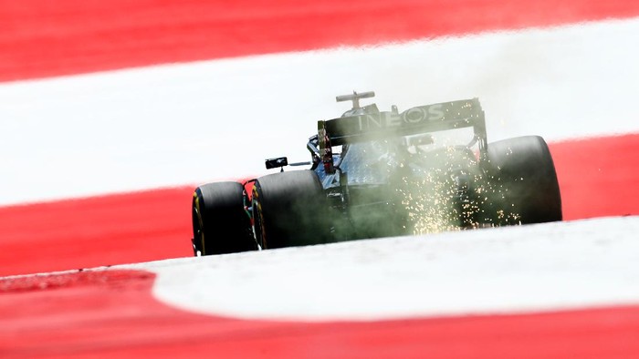 SPIELBERG, AUSTRIA - JULY 04: Lewis Hamilton of Great Britain driving the (44) Mercedes AMG Petronas F1 Team Mercedes W11 on track during final practice for the Formula One Grand Prix of Austria at Red Bull Ring on July 04, 2020 in Spielberg, Austria. (Photo by Mark Thompson/Getty Images)