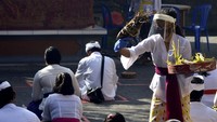 Perayaan Hari Raya Saraswati yang diperingati umat Hindu sebagai hari turunnya ilmu pengetahuan.